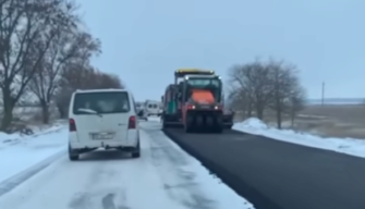В Одесской области во время снегопада укладывали асфальт прямо на лёд/Фото: скриншот из видео Лёд