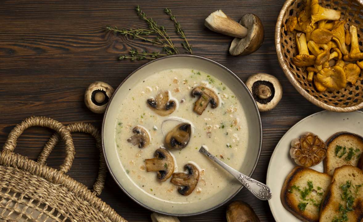 Рецепт супа с плавленным сыром и грибами пошагово / Фото: Freepik Рецепт супа с плавленным сыром и грибами пошагово / Фото: Freepik