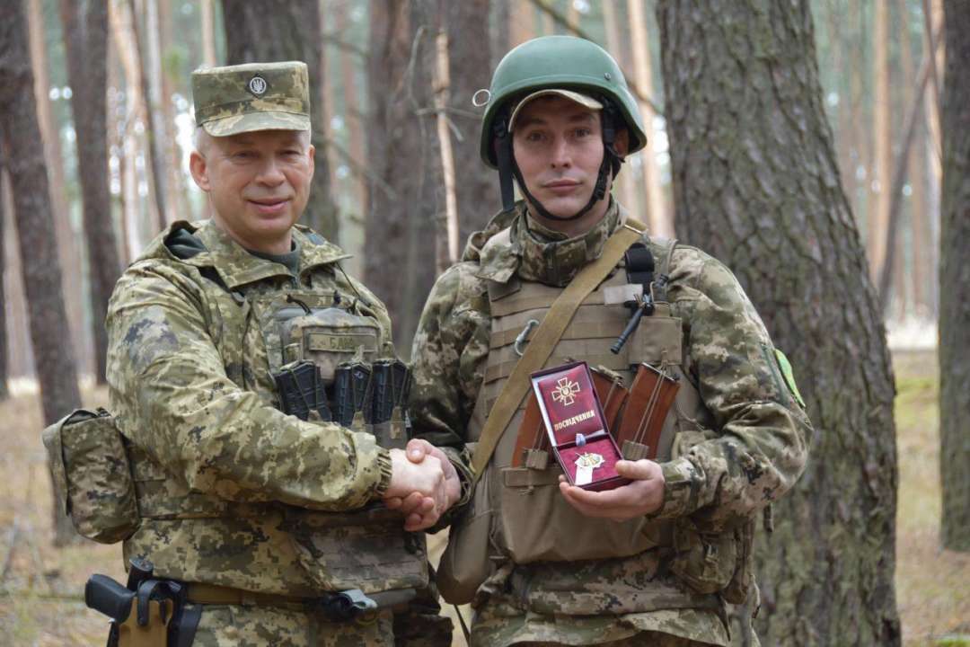 Ликвидировал из автомата пятерых оккупантов: Сырский наградил стрелка с псевдонимом "Веселый"