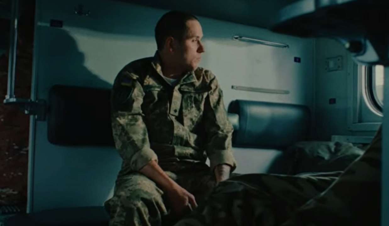 "Амстердам"/Фото: скрін із кліпу "Незрозуміло, як жити далі": O.Torvald презентували кліп "Амстердам"