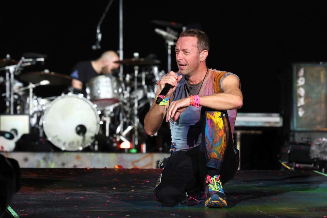 "Это не было запланировано": 47-летний солист Coldplay упал на сцене посреди концерта