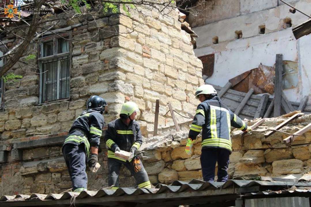 В Одессе двухэтажный дом обрушился на парковку с автомобилями