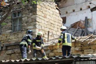 Фото: Головне управління ДСНС України в Одеській області (Facebook) В Одесі двоповерховий будинок обвалився на парковку з автомобілями