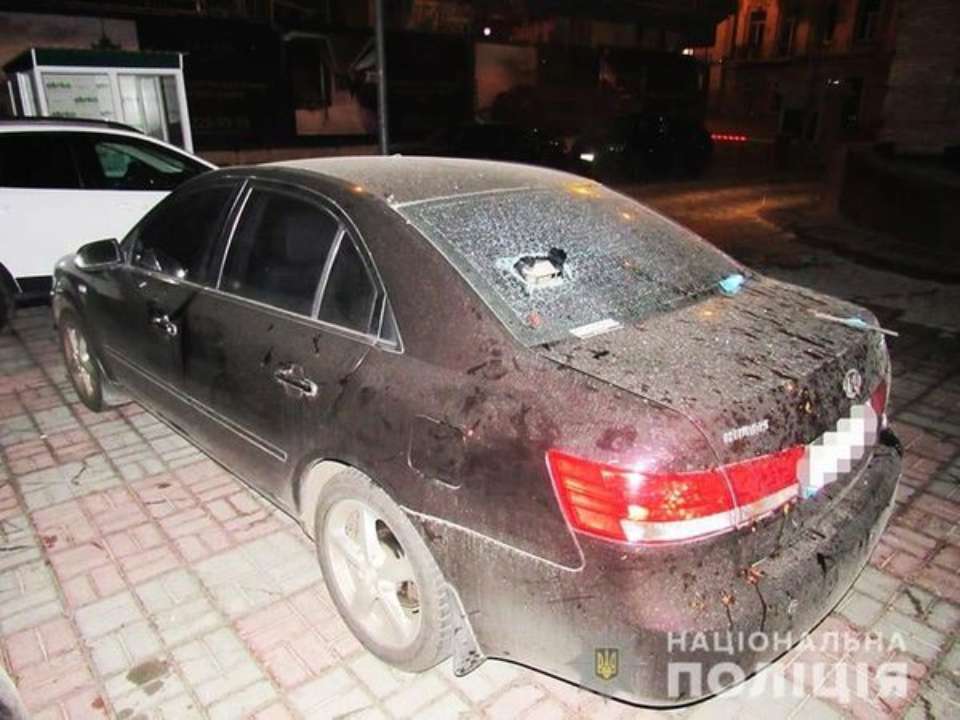 Психовал один - страдали другие. В Киеве мужчина бросал из окна бытовую технику. Фото