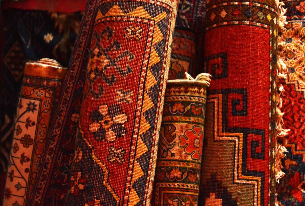 Мужчина передвигается по городу на ковре