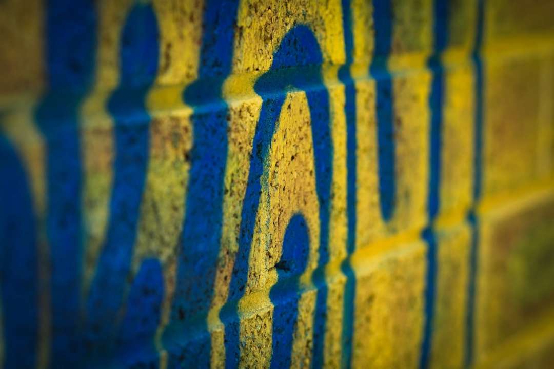 У Криму облили жовто-синьою фарбою будівлю окупаційної адміністрації/Фото: Pixabay Крим