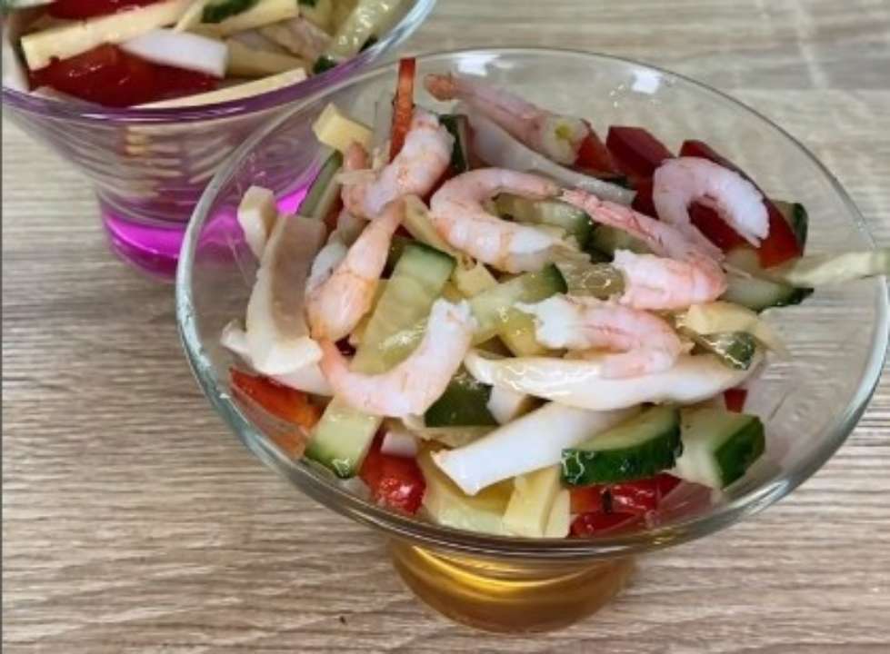 Салат с кальмарами для праздничного меню/Фото: Instagram Салат з кальмарами