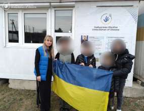 "Вони були в небезпечних умовах: у мами погрожували відібрати дітей, змушували неповнолітніх навчатися за російськими стандартами освіти. Так вони прожили майже рік у тимчасовій окупації в Донецькій області" "Вони були в небезпечних умовах: у мами погрожували відібрати дітей, змушували неповнолітніх навчатися за російськими стандартами освіти. Так вони прожили майже рік у тимчасовій окупації в Донецькій області"
