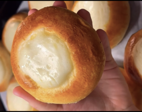 Готовим булочки "Сметанники"/Фото: Instagram zhuravlina_cooking Готовим булочки «Сметанники»/Фото: Instagram zhuravlina_cooking