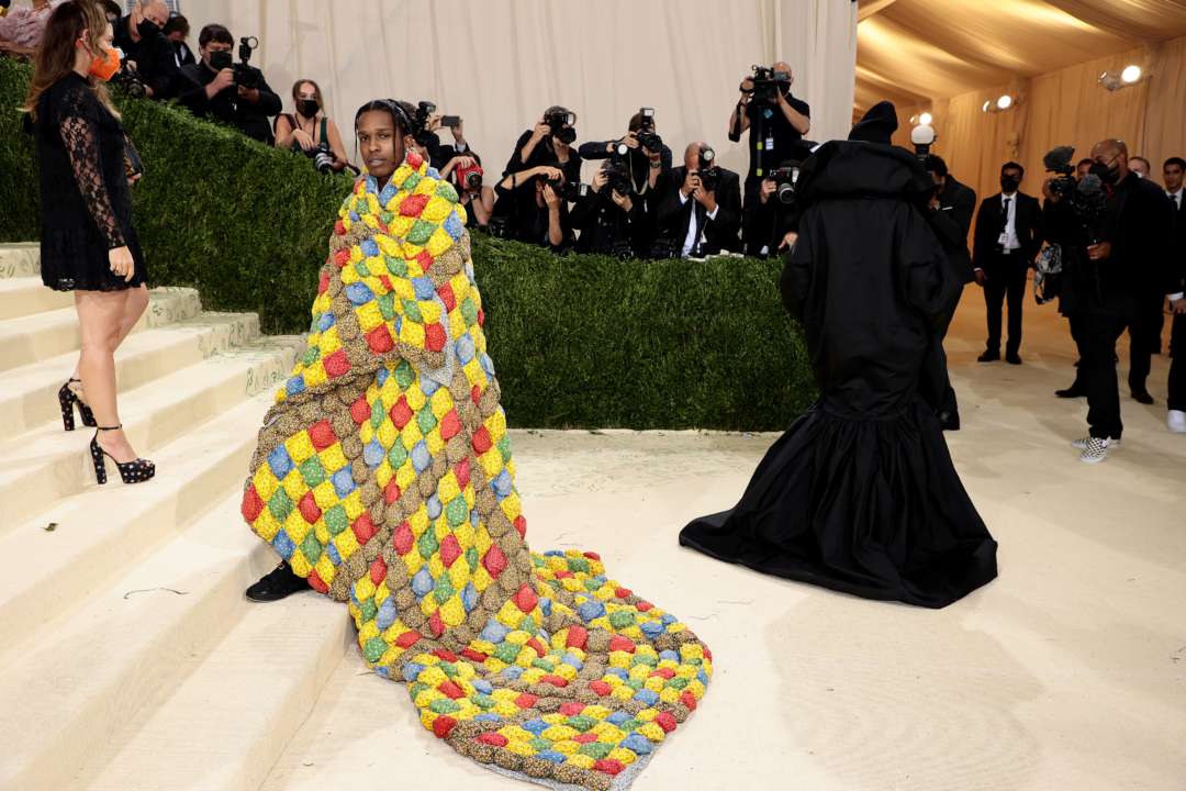 Репер ASAP Rocky вийшов на червону доріжку, огорнувшись покривалом із секонд-хенду