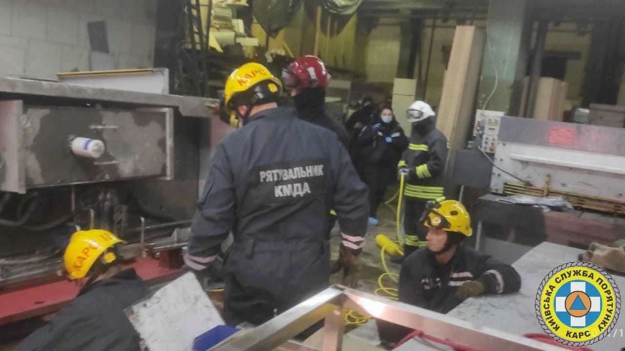У Києві робітників придавило верстатом / Фото: КАРС "Київська служба спасіння"