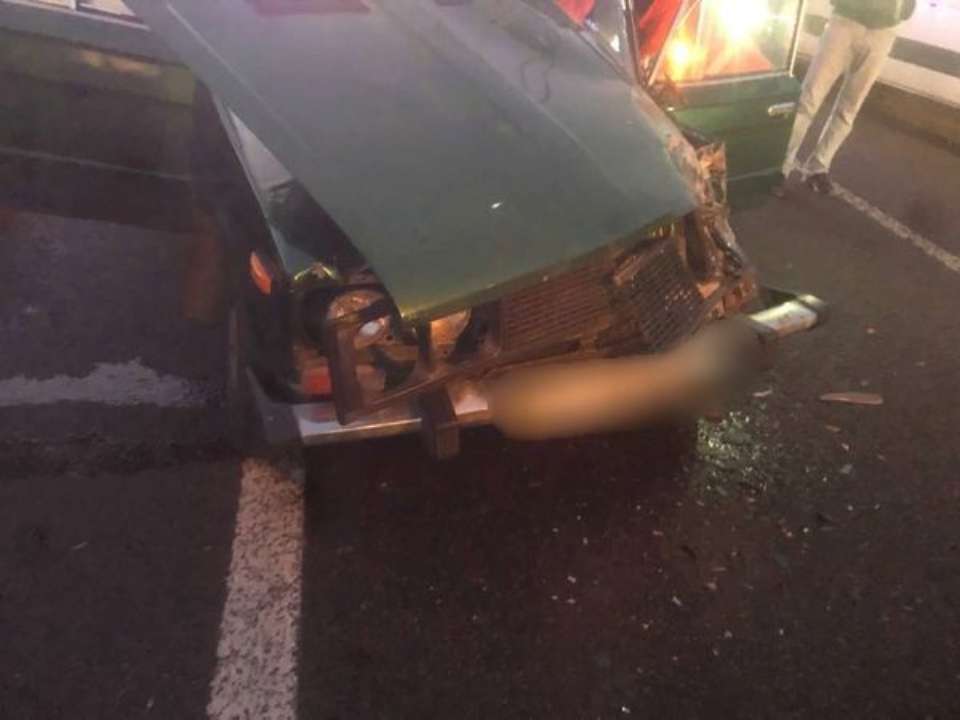 pol.kyivregion В Киевской области столкнулся Mercedes и ВАЗ. Один из водителей умер