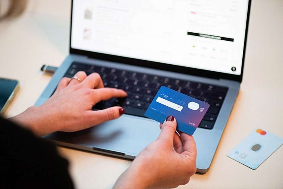 Фото с https://unsplash.com/ Visa заборонила відкривати рахунки росіянам у прикордонних з рф країнах