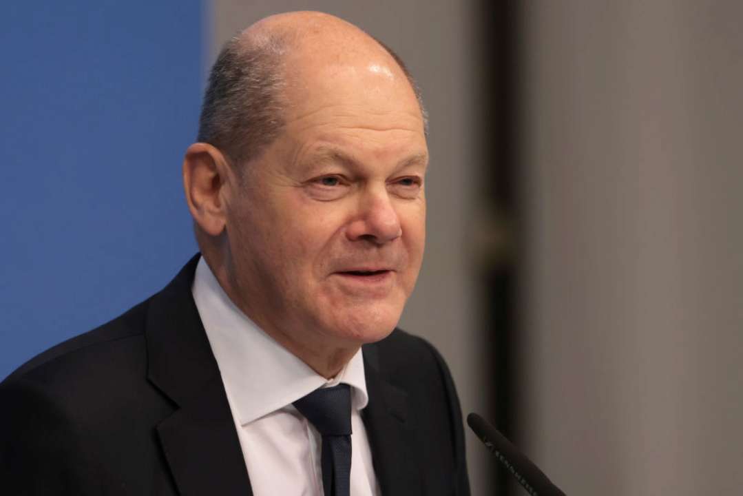 Германия планирует принять помощь Украине, несмотря на сопротивление Виктора Орбана/Фото: Jean Catuffe/Getty Images Олаф Шольц