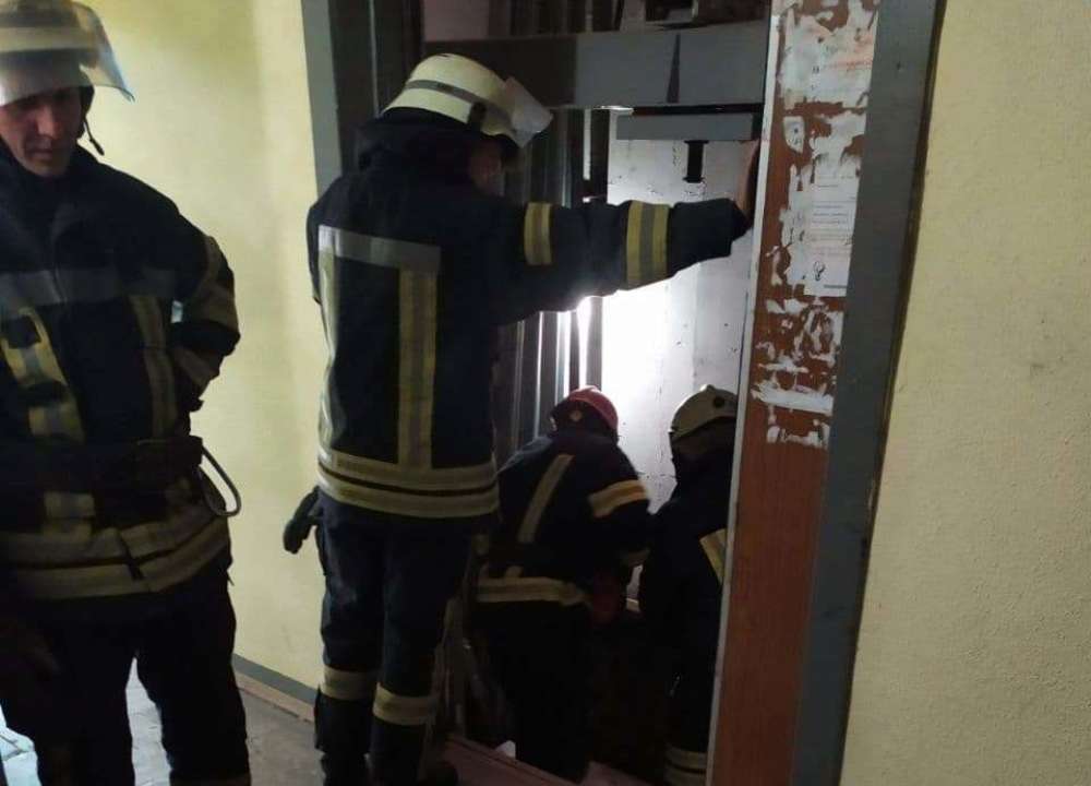 Фото: ГСЧС В Киеве в шахте лифта нашли тело мужчины