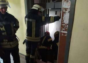 Фото: ГСЧС В Киеве в шахте лифта нашли тело мужчины