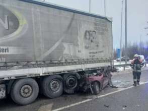 Повністю опинився під причепом: у Київській області легковик врізався у вантажівку/Фото: Поліція Києва На трасі Одеса — Київ сталася моторошна ДТП: 4 осіб загинули