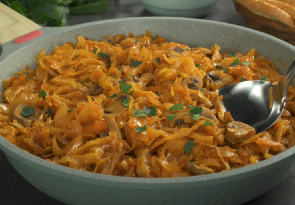 Вкусный обед для всей семьи: рецепт капусты с грибами со сметаной в горшке