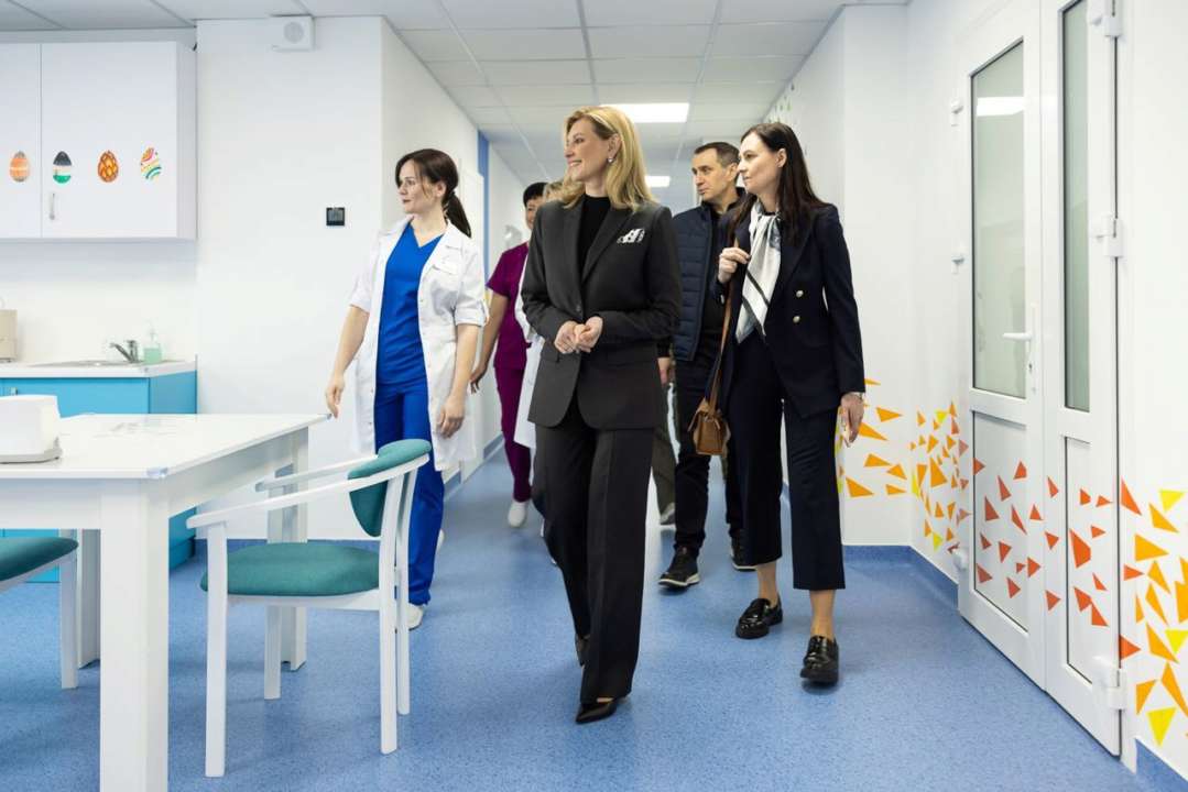 В брючном костюме с изысканной деталью: Зеленская посетила больницу Киевской области