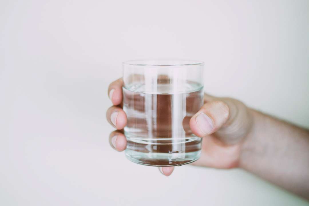 Какую воду нужно пить по утрам/Фото: pexels Теплую или холодную: какую воду нужно пить утром