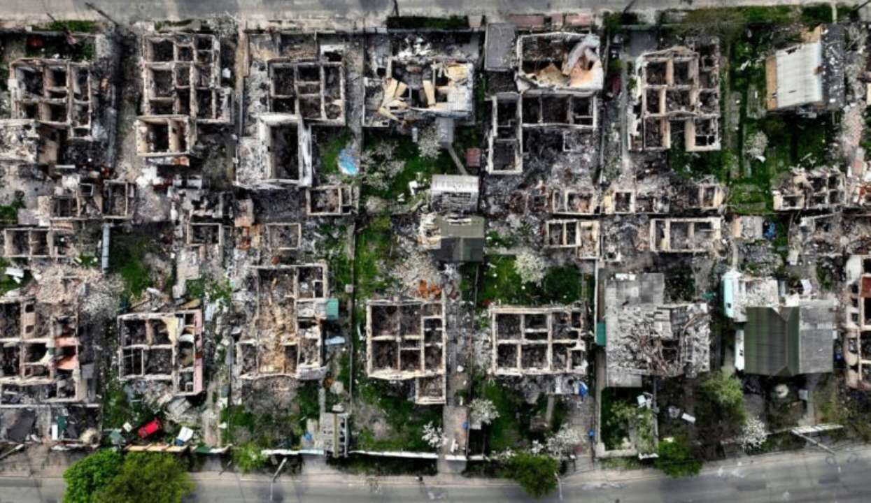 Стади відомі номінанти фотоконкурсу Drone Photo Awards 2024/Фото: “WHAT REMAINS” by Carol Guzy (USA)/Drone Photo Awards 2024 Руїни Бучі