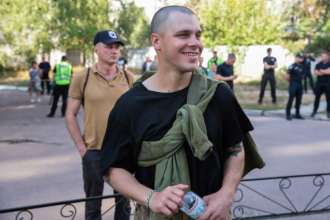 Встреча возвращенных из плена азовцев с родными азов плен