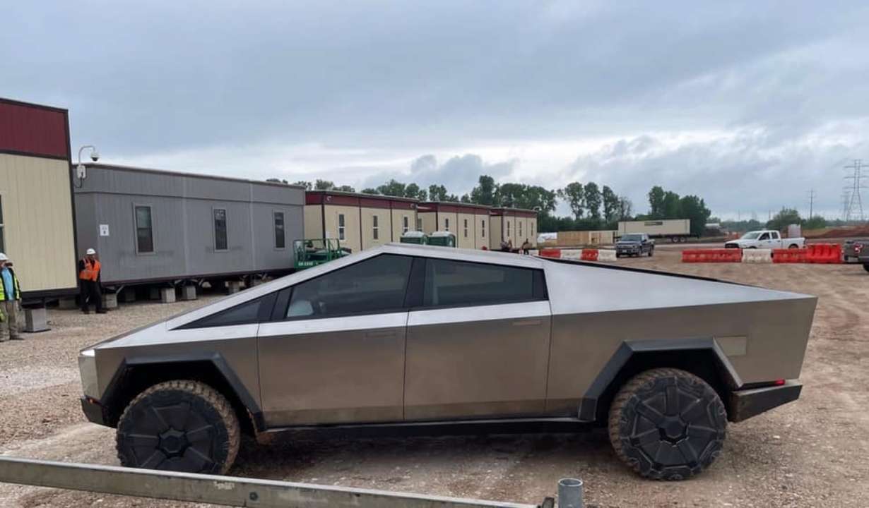 Ілон Маск показав нові деталі Tesla Cybertruck