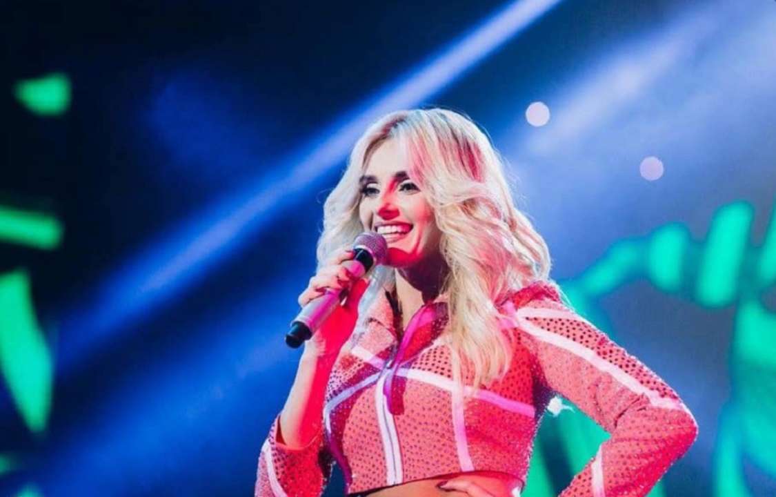 Федишин у купальнику стрибнула у сніг