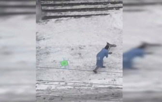 В Киеве женщина мыла заснеженную улицу/Фото: кадр из видео Женщина