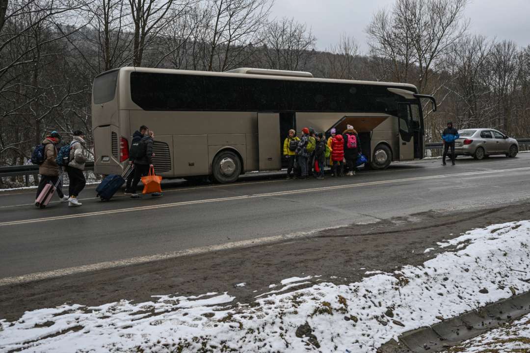 Десятки тысяч украинцев вывозят из зоны боевых действий