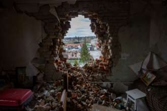 Рашисти вночі обстріляли Кривий Ріг/Фото: John Moore/Getty Images Дирка у стіні будинку від вибуху снаряда