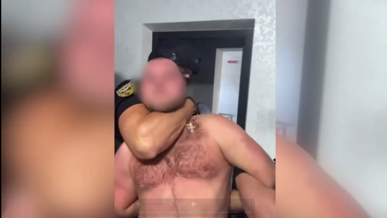 В Смеле задержан мужчина, который избил ветерана / Фото: скриншот из видео Нацполиции В Смеле задержан мужчина, который избил ветерана
