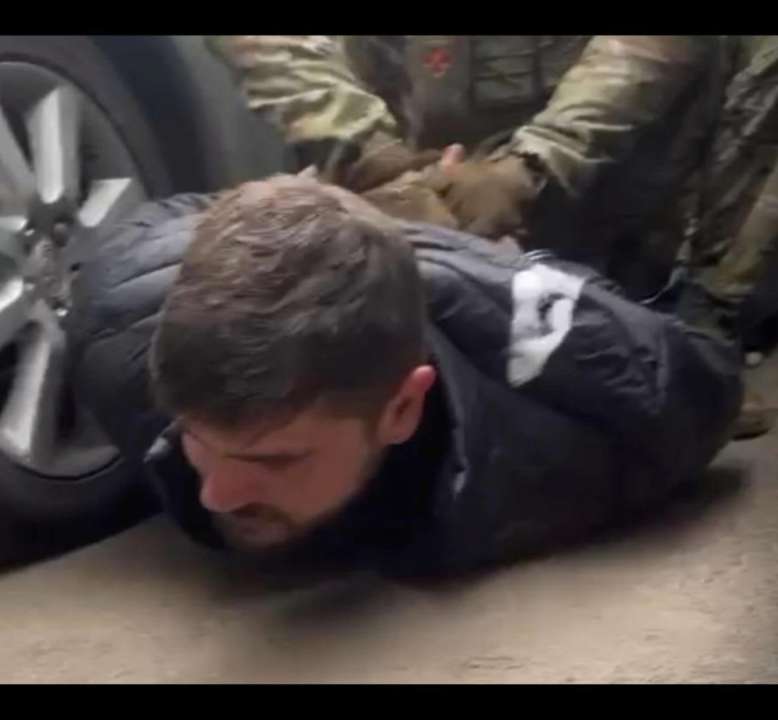 Його затримали біля 17-ї школи по вулиці героїв Небесної сотні в місті Черкаси