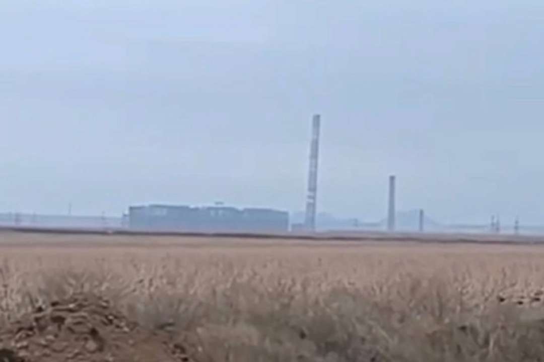 Російські окупанти вдарили по трубі ТЕС в місті Курахове. Фото: Денис Казанський тес курахове