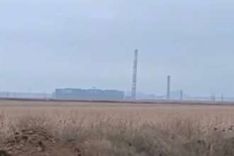 Російські окупанти вдарили по трубі ТЕС в місті Курахове. Фото: Денис Казанський тес курахове