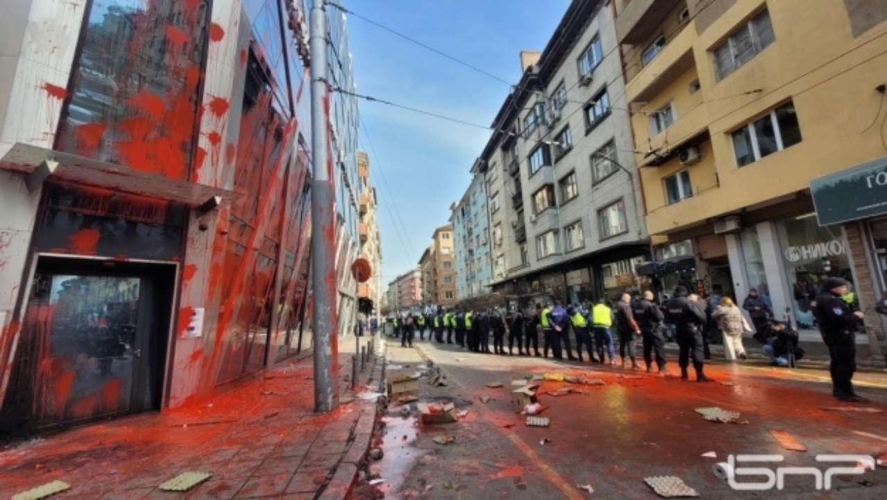 У Болгарії проросійській протестувальники закидали офіс Єврокомісії червоною фарбою і петардами