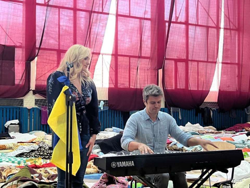 Федишин разом із Хмарою виступили для біженців/Фото: Iryna Fedyshyn/Іnstagram Ірина Федишин разом з Євгеном Хмарою виступили для біженців у Львові. Відео