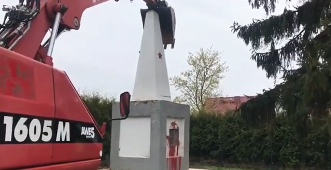 У Польщі зносять пам'ятники Червоної армії/Фото: скріншот У Польщі зносять пам'ятники Червоної армії/Фото: скріншот