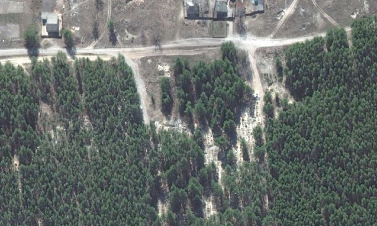 Зі супутника показали масове поховання в Ізюмі
