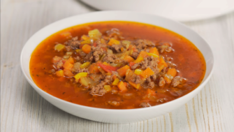 Рецепт вкусного и насыщенного бургер-супа / Фото: скриншот с видео Говяжий фарш, консервированные томаты и специи: рецепт бургер-супа в духовке