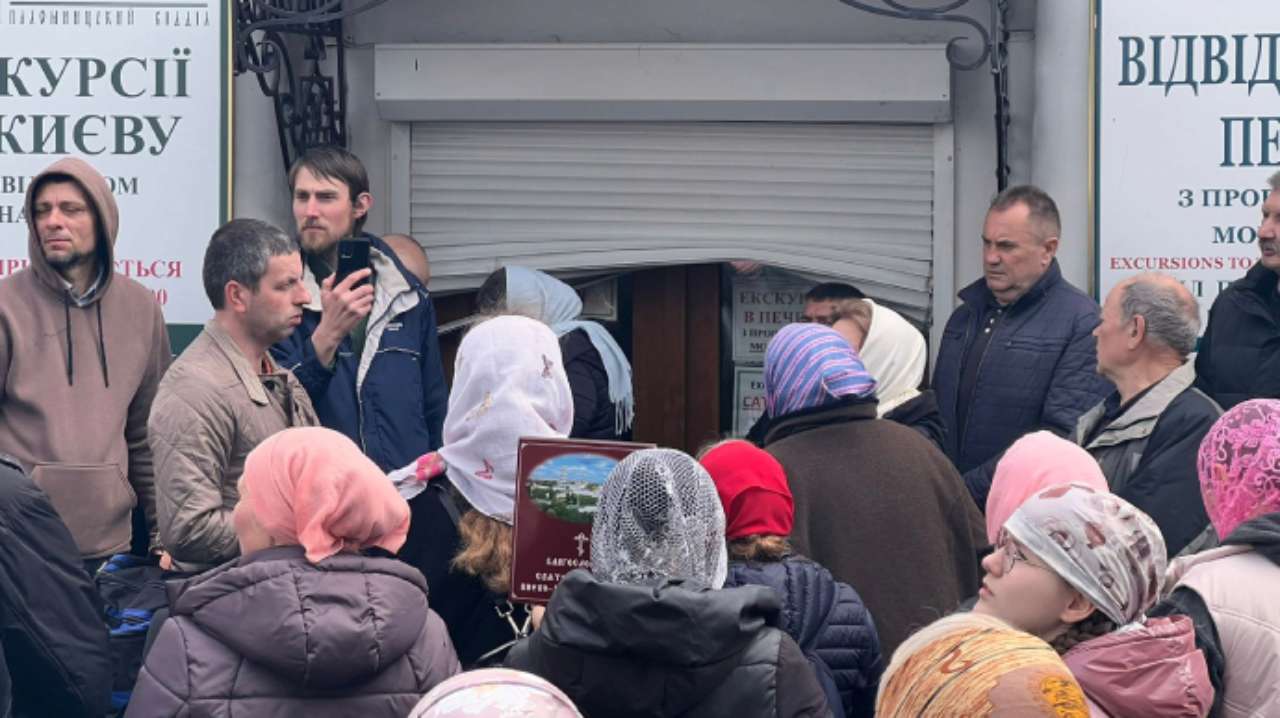 На территории Киево-Печерской лавры верующие УПЦ МП столкнулись с полицией / Фото: Нацполиция