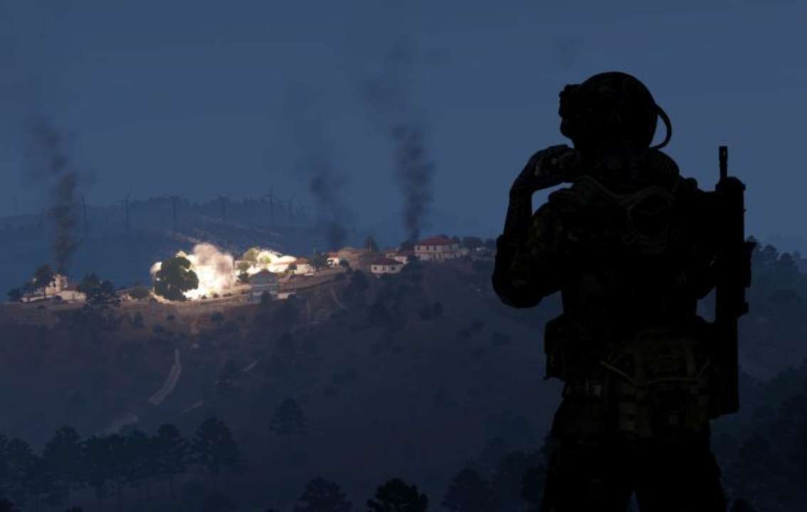 Персонаж Arma 3 наблюдает за бомбежкой
