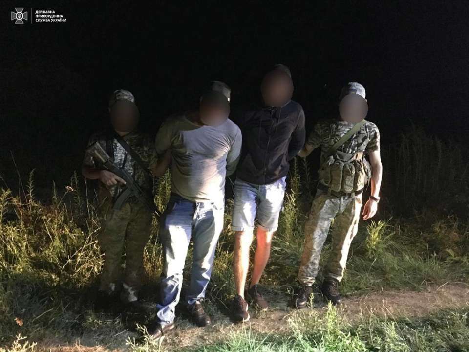 Біля українського кордону затримали ухилянтів / Фото: ДПСУ Хлопцям залишалося всього 300 метрів до мети, але ДПСУ зламали плани: піймано ухилянтів