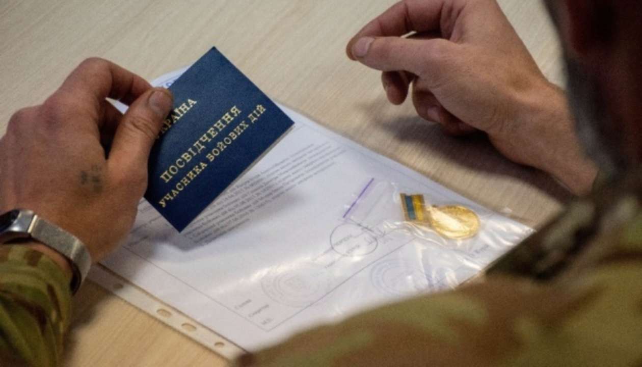 Добровольцам-гражданским вручили удостоверение УБД/Фото: mva.gov.ua Добровольцам-гражданским, которые помогали увольнять Киевщину, вручили удостоверение УБД