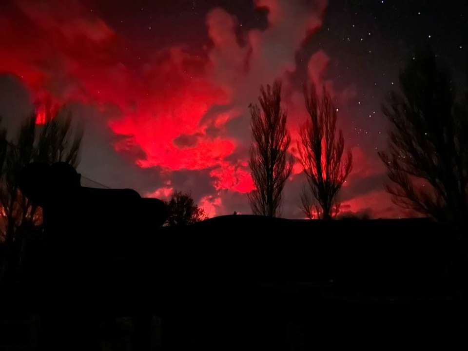Полярне сяйво забагряніло на вечірньому небі України/Фото: соцмережі
