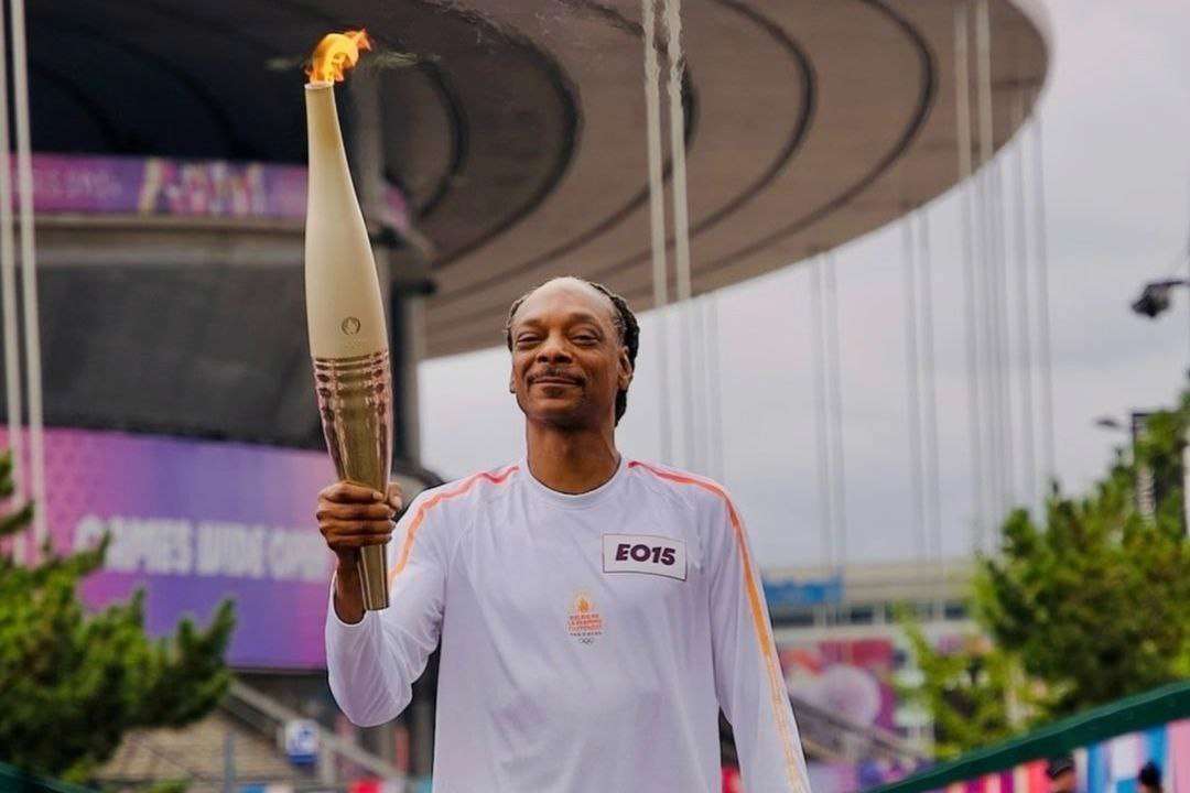 Snoop Dogg проніс олімпійський вогонь в Парижі / Фото: Instagram/snoopdogg У своєму стилі: Snoop Dogg проніс олімпійський вогонь в Парижі та став головною зіркою в Мережі
