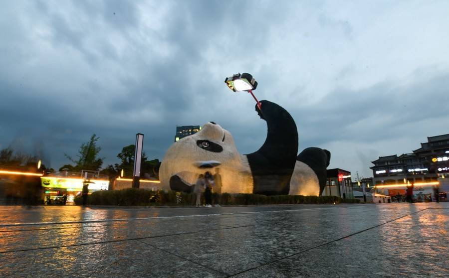 Фото: Xinhua ФОТО. В Китае установили гигантскую панду, которая делает селфи