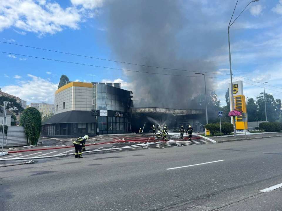 У Києві сталася пожежа на АЗС/Фото: ДСНС У Києві сталася масштабна пожежа на АЗС: є постраждалі