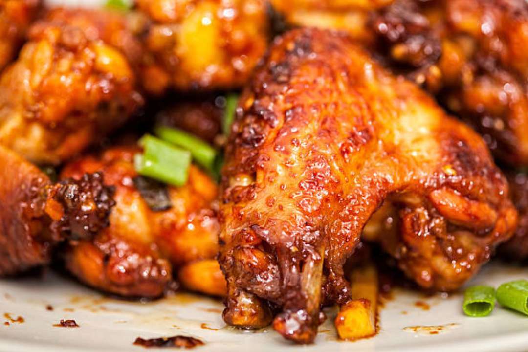 Куриные крылышки, приготовленные в сливочном соусе