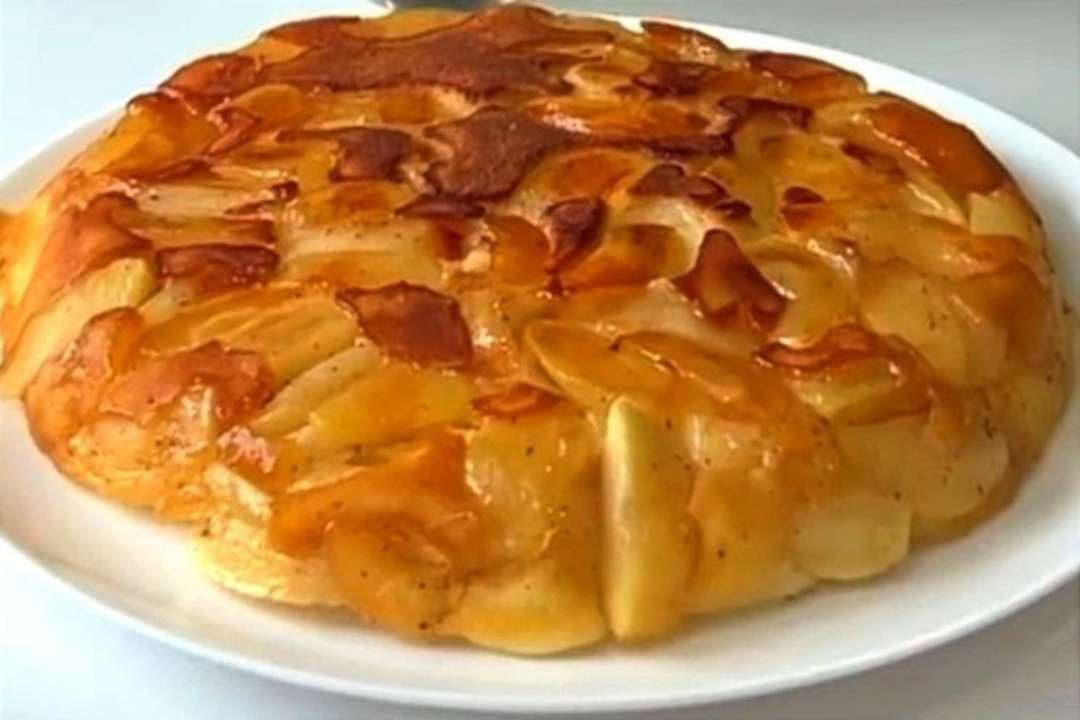 Яблучний пиріг на сковорідці / Фото: Instagram/lanas_diet Яблучний пиріг на сковорідці. Відеорецепт
